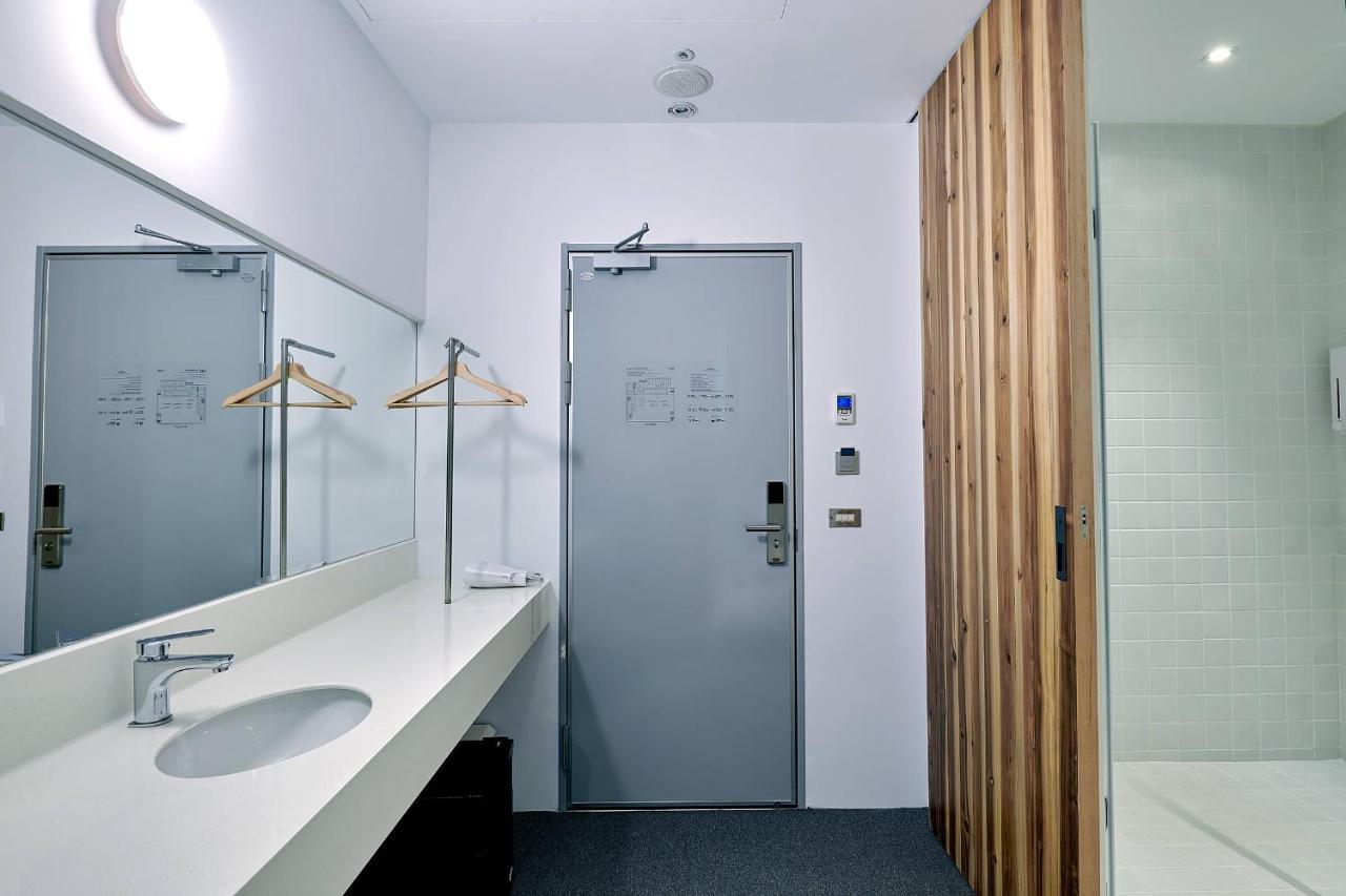 Star Hostel Taichung Parklane Bagian luar foto