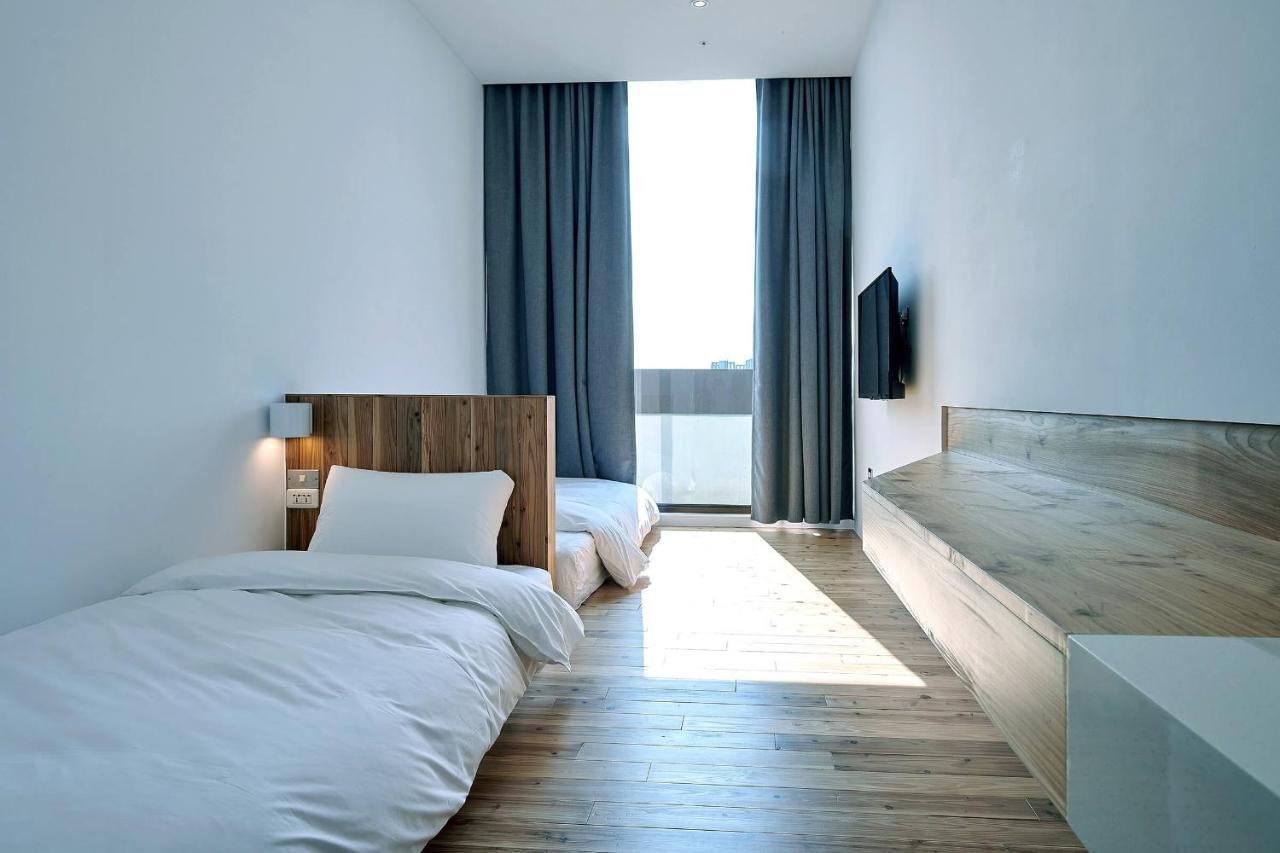 Star Hostel Taichung Parklane Bagian luar foto